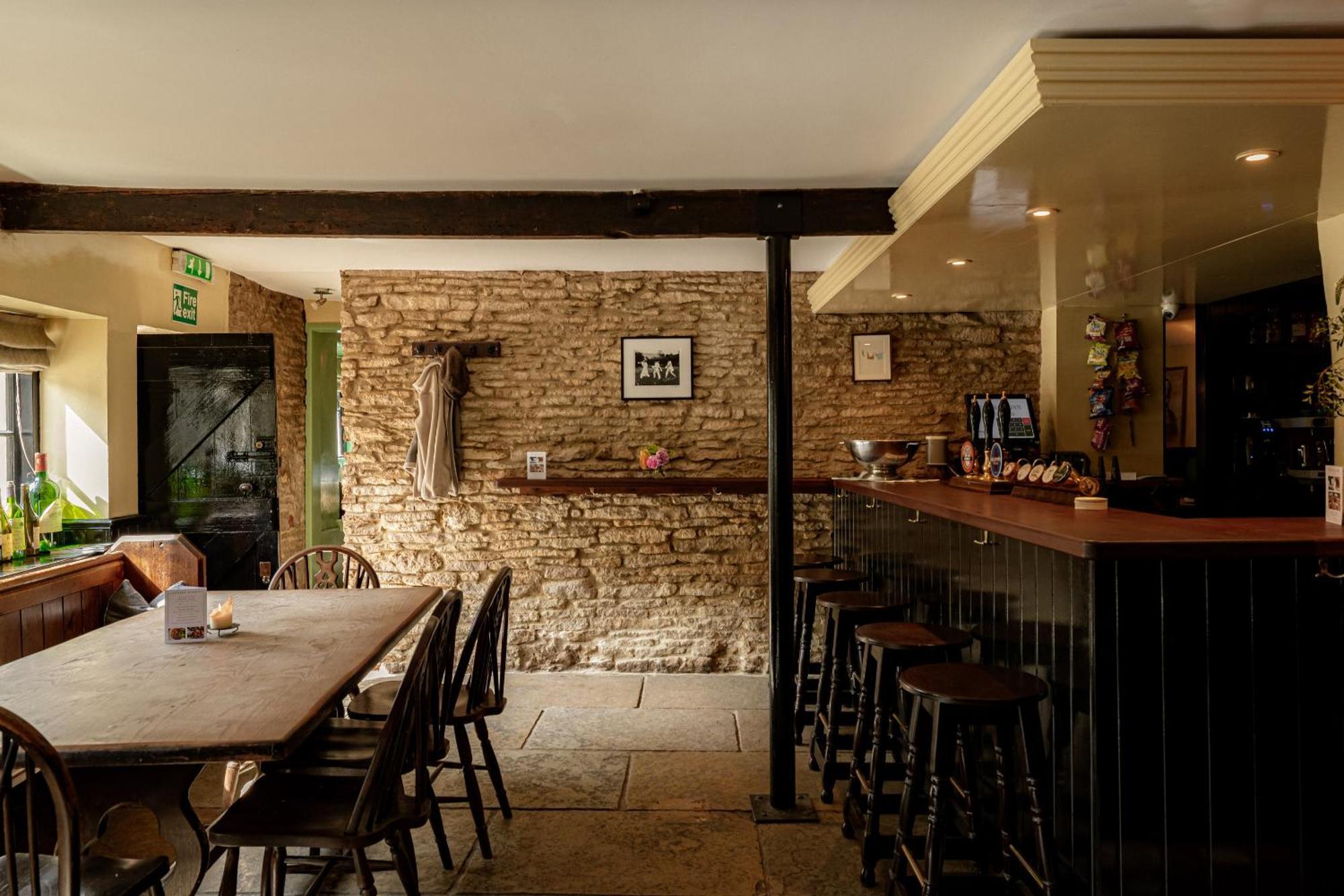 The Bell Inn Lechlade Exterior photo